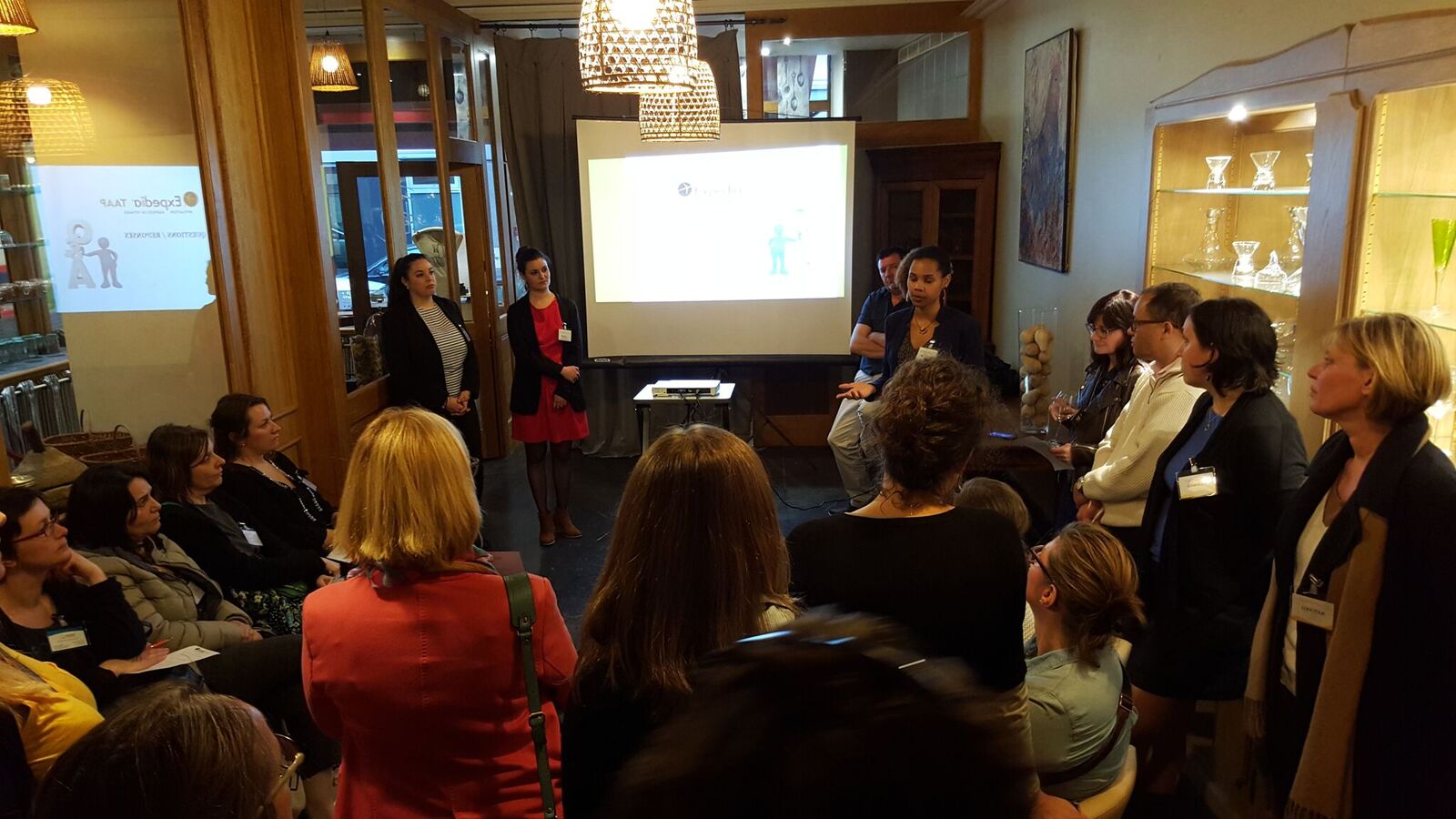 L'équipe organise sur demande des formations, des blitz ou des ateliers en région.