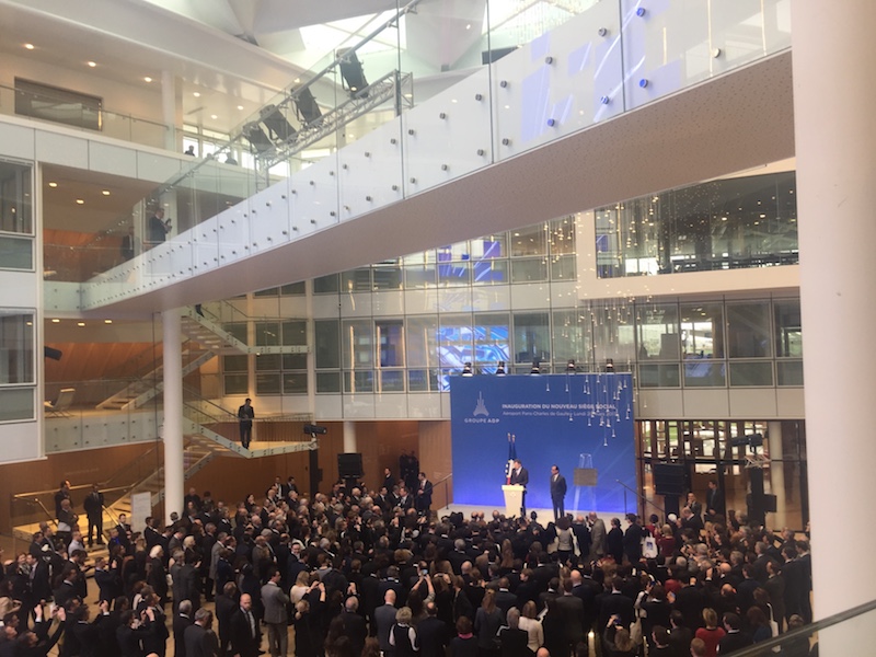 Dans le hall flambant neuf, François Hollande et Augustin de Romanet inaugurent le nouveau siège social du groupe ADP, lundi 20 mars à Roissy - DR : P.G.