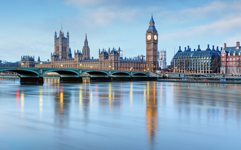 Big Ben et le Parlement britannique derrière le pont de Westminster - Photo : TTstudio-Fotolia.com