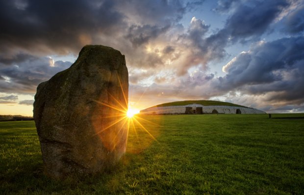 A l’est de l’île, dans les Terres Ancestrales, Le site préhistorique de Newgrange . Antérieure aux pyramides égyptiennes, elle est classée au patrimoine mondial de l’Unesco). Il est conçu de manière à ce qu’il y ait un alignement parfait de lumière lors du solstice d’hiver. Photo Ireland Tourism.