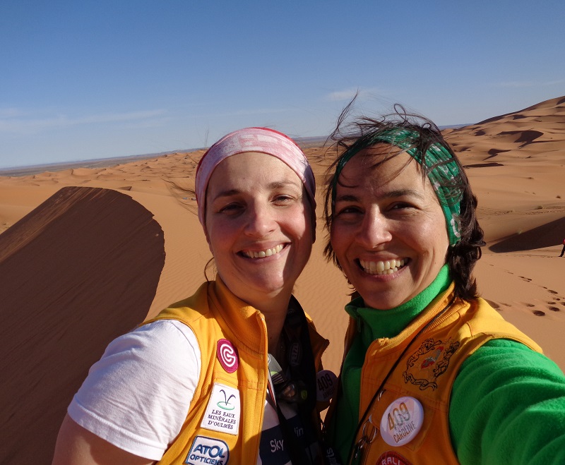 Armelle et Caroline au Maroc à l'occasion de l'étape dans les dunes - Photo Rallye Aïcha des Gazelles