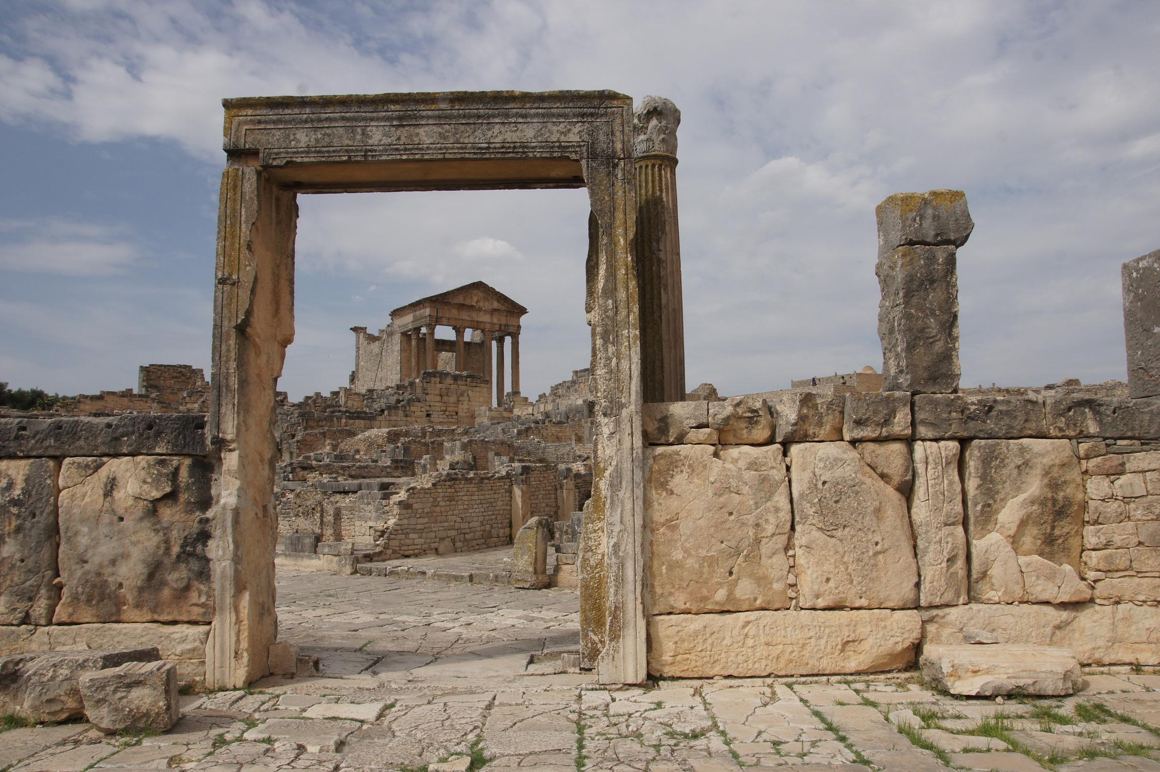 Le patrimoine archéologique tunisien et l’un des plus riches du Bassin méditerranéen avec plusieurs centaines de sites antiques. Une vingtaine présente un intérêt majeur. Huit figurent au Patrimoine Mondial de l’UNESCO dont les vestiges de la  cité numide puis romaine de Dougga sur la photo. Douze sont sur la liste indicative. Photo ONTT.