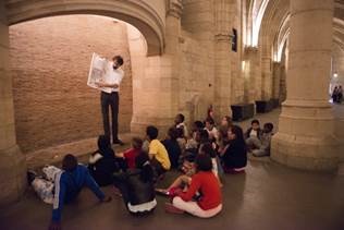 Pendant les vacances de printemps des visites participatives pour les familles leur permettent de découvrir l'Histoire des monuments de la Cité. DR: Lucie Cipolla