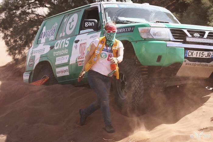 Armelle et Caroline doivent sortir la voiture du sable - Photo Rallye Aïcha des Gazelles
