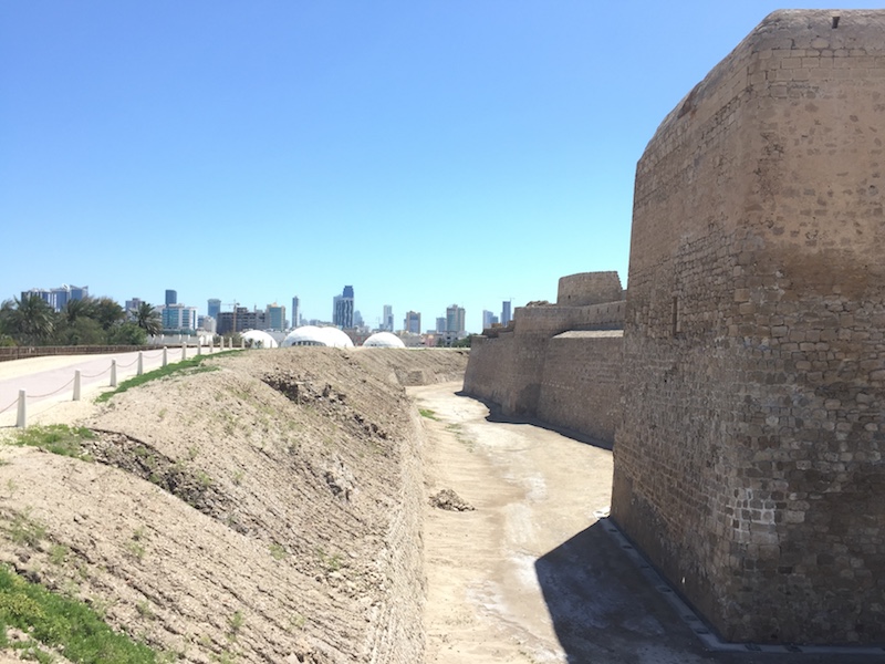 Depuis le fort Qal'at al-Bahreïn, site habité depuis -2000 avant JC et classé au patrimoine mondial de l'Unesco, vue sur la capitale du royaume de Bahreïn, Manama. © PG Tourmag