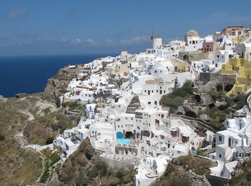 Les agents de voyages découvriront l'île volcanique de Santorin, avec ses villages perchés au sommet de la Caldeira - DR : JDL