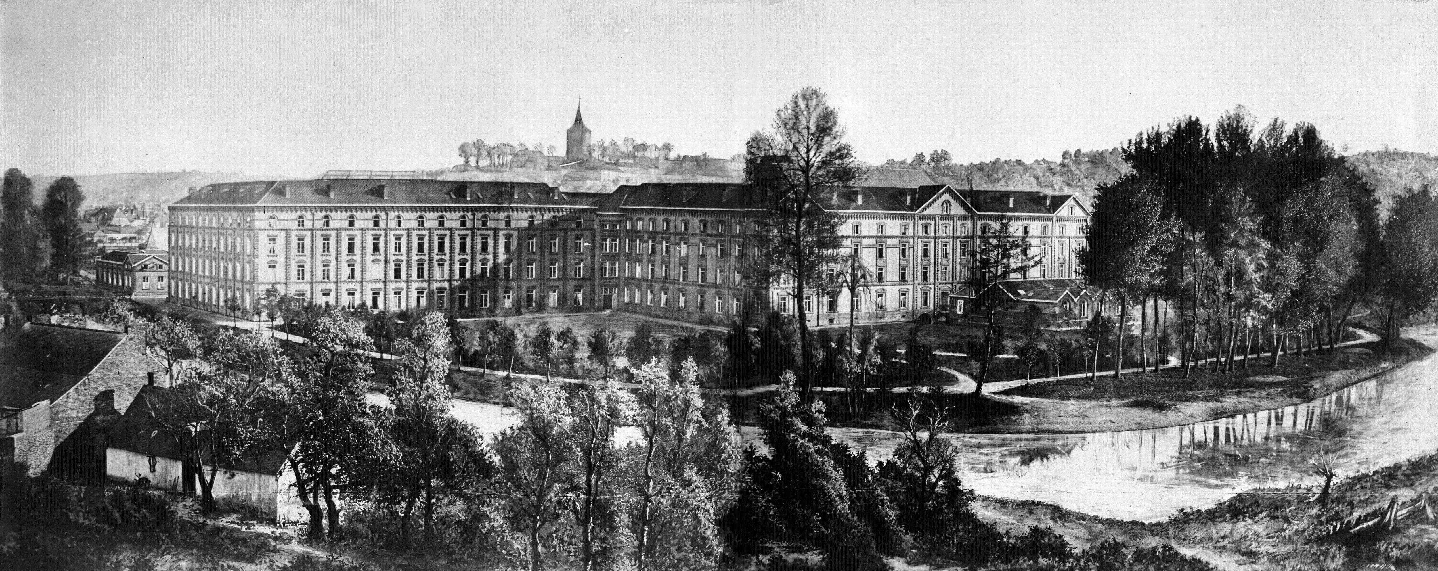 Bâti au creux d’un méandre de l’Oise, le Familistère de Guise en 1866. Unique : il offre les équivalents de la richesse aux familles des ouvriers de l’usine du capitaine d’industrie Godin. Le donjon du château des ducs de Guise visible à l’arrière-plan. Photo collection Familistère.