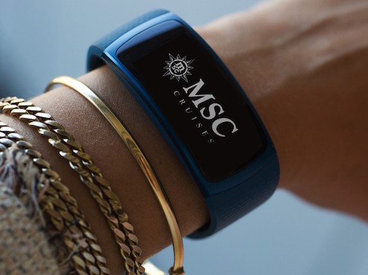 . Des bracelets interactifs permettent de relier les invités aux services du navire et d’activer des suggestions géo-localisées grâce à 3 050 balises bluetooth.(c) MSC Croisières