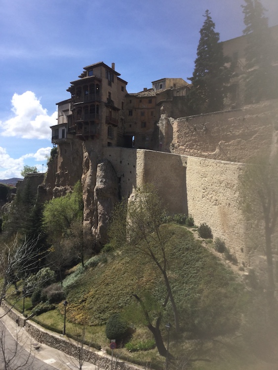 Cuenca: maison suspendue. Photo JPC