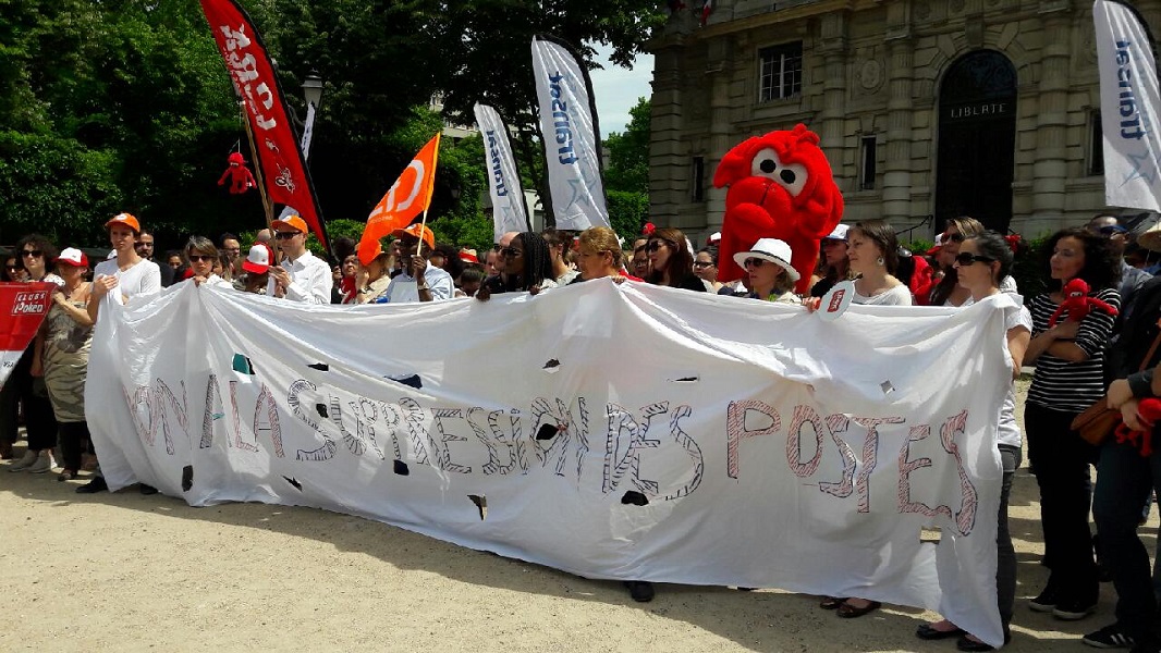 Les employés grévistes de Transat France manifestent devant la mairie d'Ivry-sur-Seine - Photo : DR