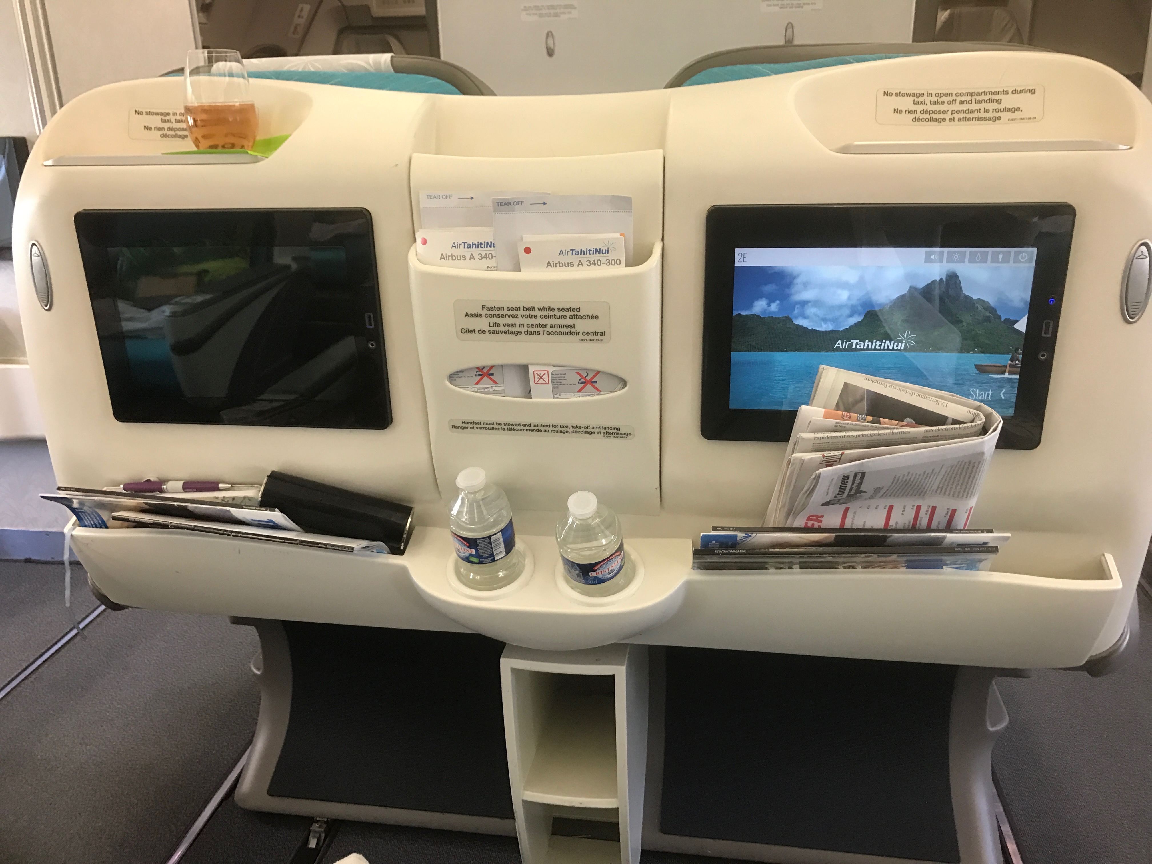 2 étagères verticales étroites pour les chaussures, un crochet pour les vêtements et un « puits » pour avaler journaux et magazines...  /photo JDL 2 étagères verticales étroites pour les chaussures, un crochet pour les vêtements et un « puits » pour avaler journaux et magazines...  /photo JDL