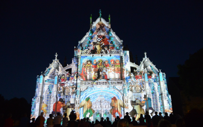 Durant l'été, de nombreuses festivités se déroulent autour et dans le monastère. Ici, jeux de lumières sur la façade du Monastère Royal de Brou ©Serge Buathier