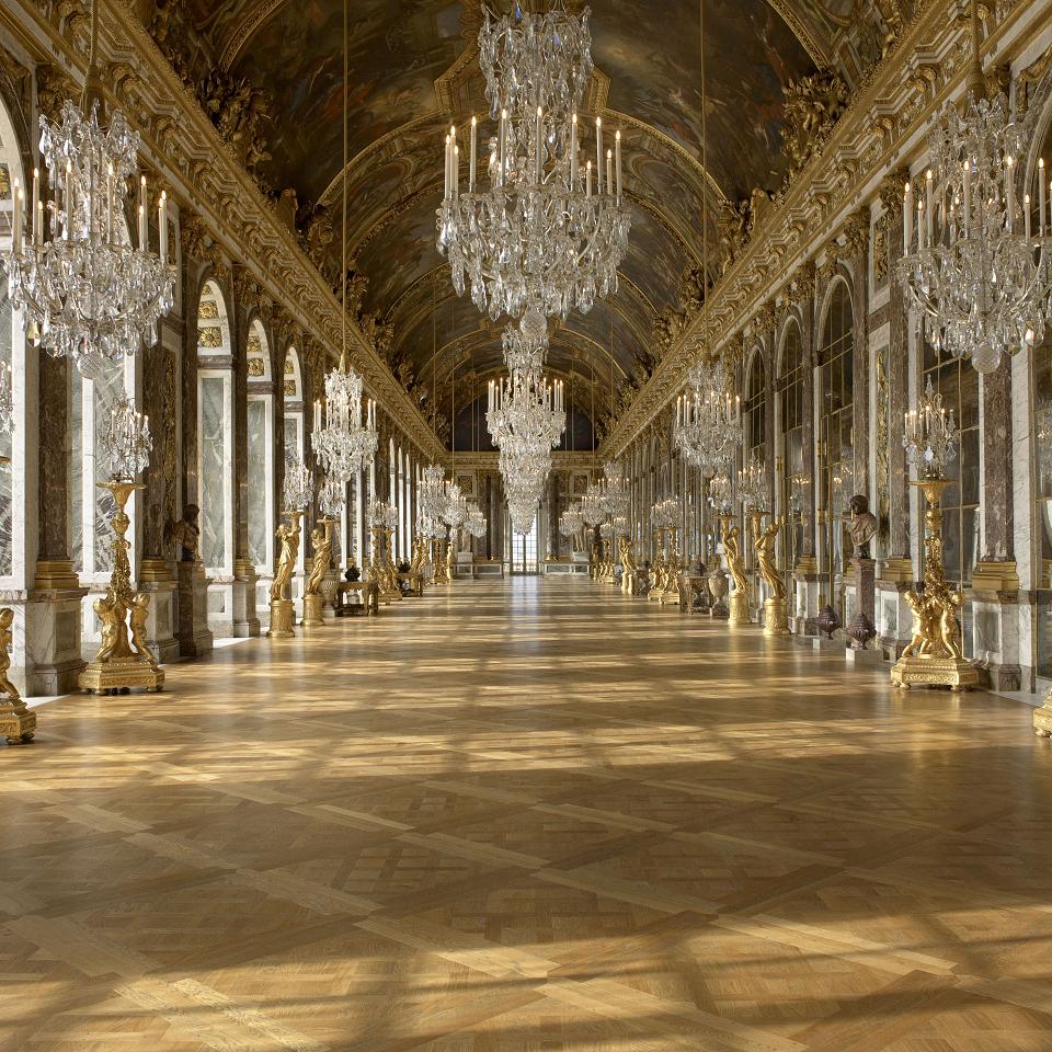 Chateau versailles. Дворец Версаль зеркальная галерея. Версаль Франция зеркальная галерея. Зеркальный зал Версальского дворца. Версаль Франция зеркальный зал.