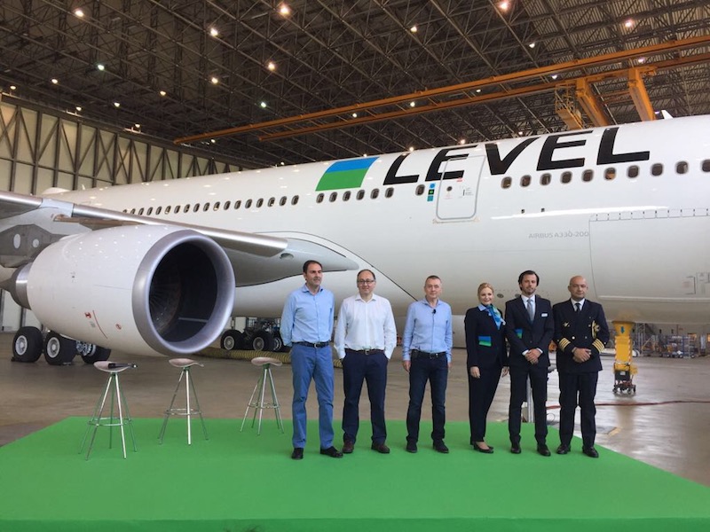 Les équipes dirigeants d'IAG posent devant le premier A330-200 de Level, leur nouvelle compagnie low-cost, en compagnie d'une partie de l'équipage du premier vol © DR PG Tourmag