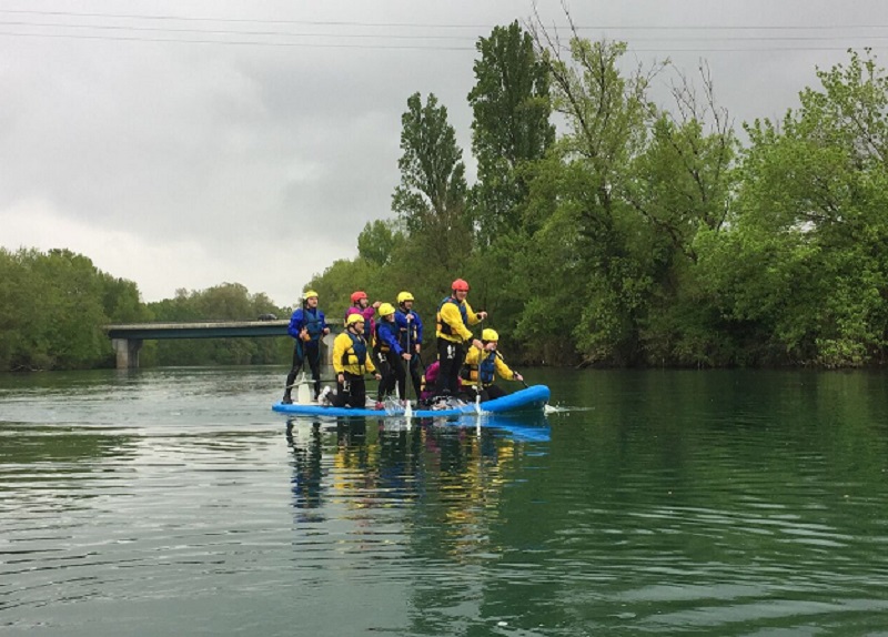 Le stand up paddle géant est souvent utilisé dans des activités de cohésion de groupe. DR: 2X Aventures