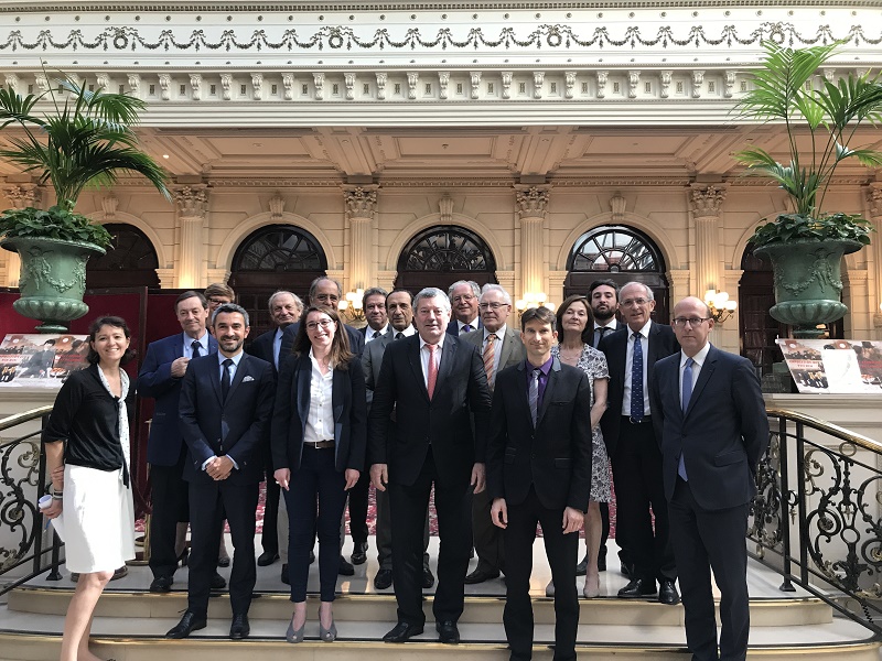 La photo de groupe suite à la signature des statuts de la nouvelle Confédération des Acteurs du Tourisme - DR