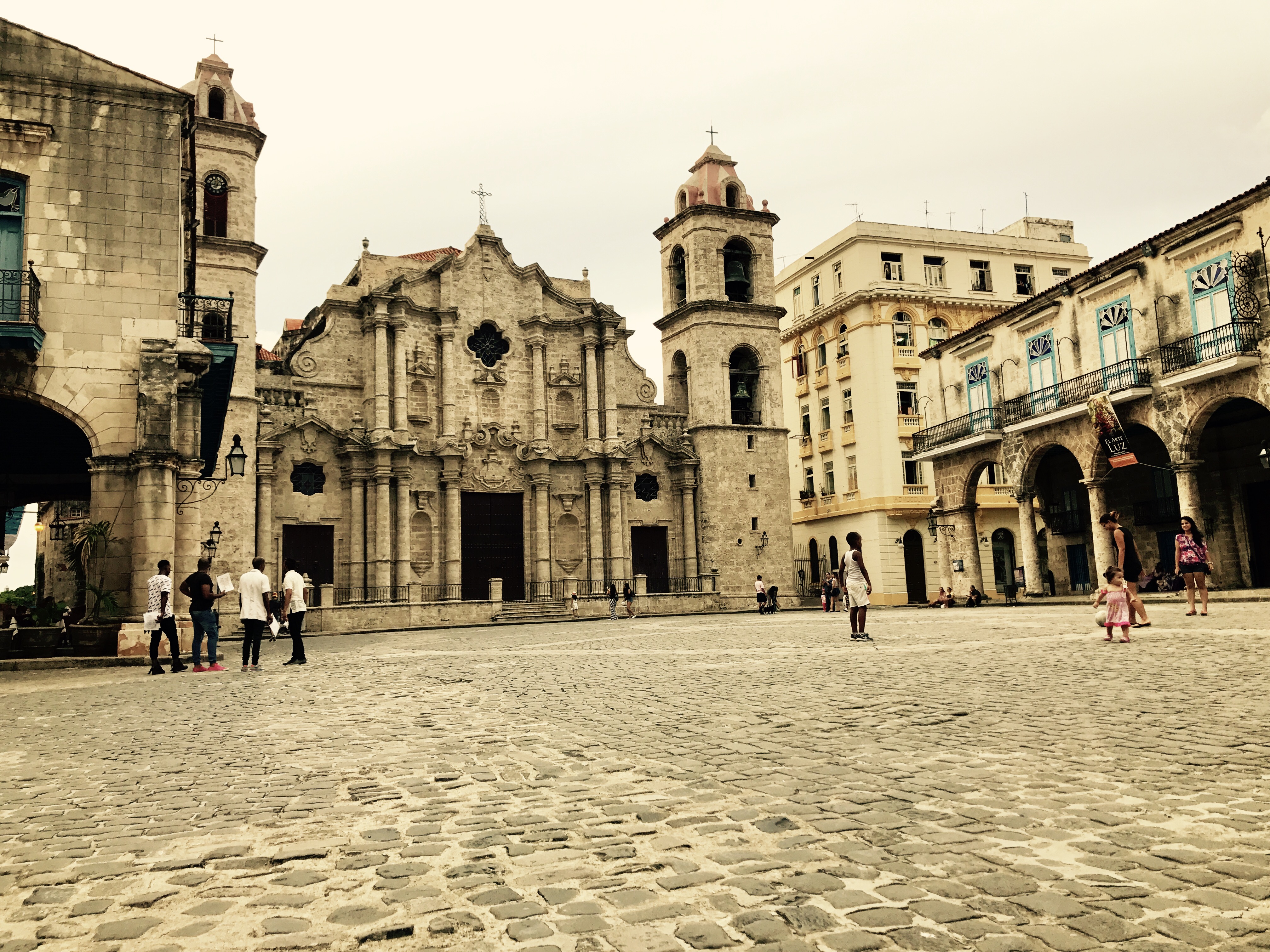 Plaza de la Cathédrale, à 2 jets de pierre de la Bodeguita del medio /photo JDL