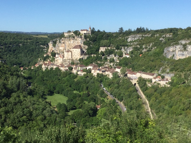 Rocamadour, accrochée à flanc de colline - Photo : J.-P.C.