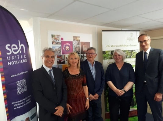 De gauche à droite : Philippe Marguet, Président du Directoire SEH, Suzann Heinemann, fondatrice et gérante de Greenline Hotels,  Jean Lavergne, Président du Conseil de Surveillance SEH,  Bettina Tegeder, Country Manager SEH en Allemagne, Stéphane Barrand, Directeur général SEH