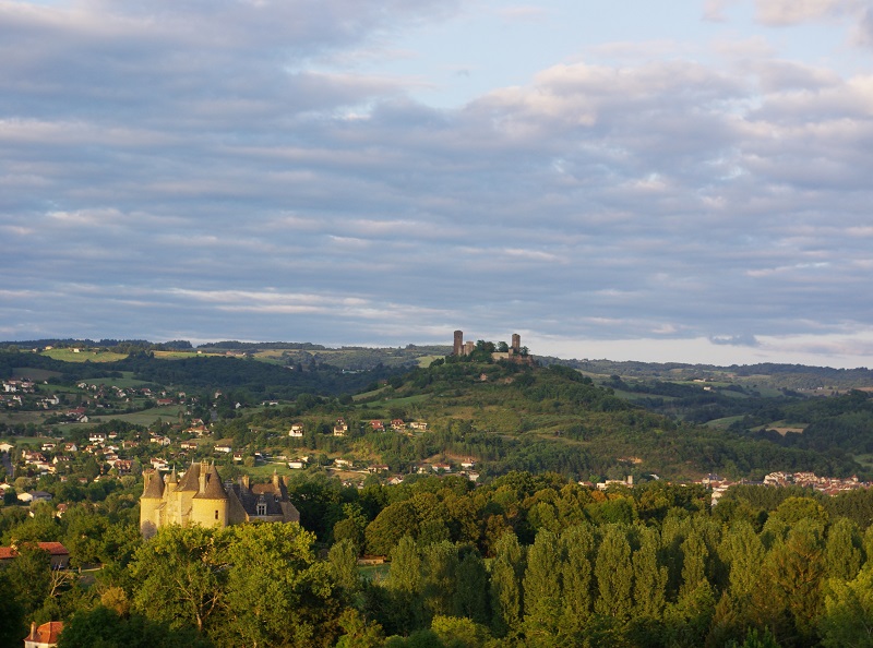 Entre Beynac-et-Cazenac (Dordogne) et Castelnau-Bretenoux (Lot), il faudra beaucoup de temps pour profiter de l’incroyable déballage de sites naturels, châteaux, villages de charme et… de gastronomie, proposé par ce morceau de vallée - DR : J.-F.R.