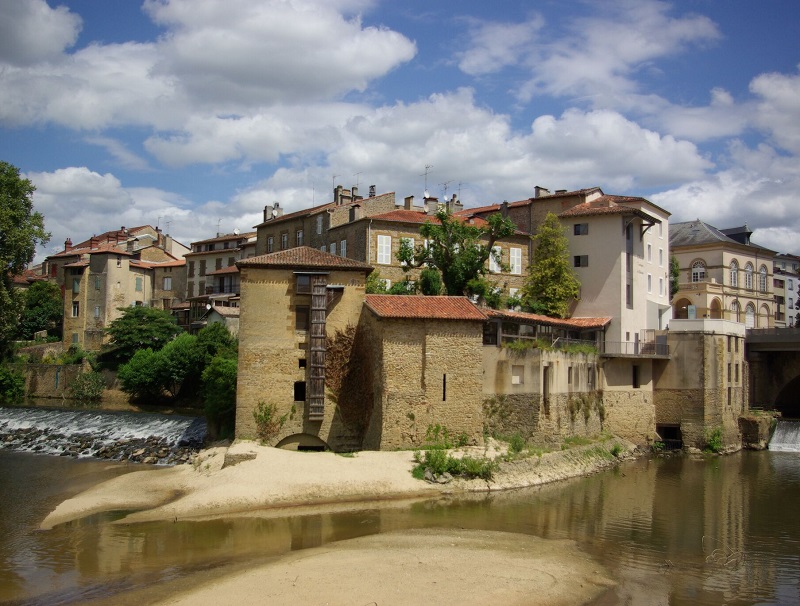 Hors les Fêtes de la Madeleine, la ville bat fatalement à un rythme plus paisible. Mont-de-Marsan redevient une aimable cité de province, dont le patrimoine rappelle les épisodes d’Histoire - DR : J.-F.R.