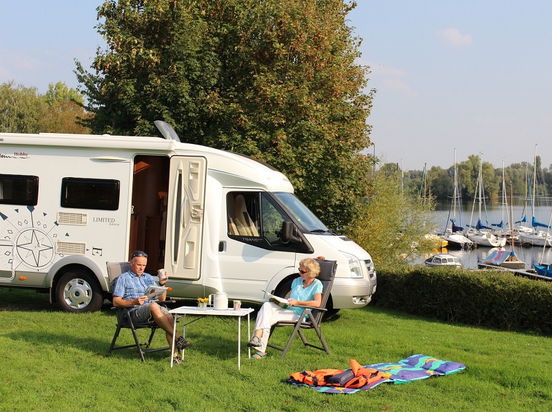 Vipcampingpark, la première plateforme dédiée aux amateurs de camping-cars, propose aux professionnels de l'hébergement touristique et aux particuliers de louer leur jardin à des camping-caristes européens moyennant une rémunération (c) Vipcampingpark