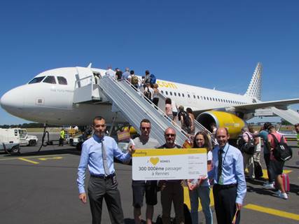 Le 300 000e passager de Vueling à Rennes s'est vu offrir un billet aller-retour pour deux personnes - Photo : Vueling