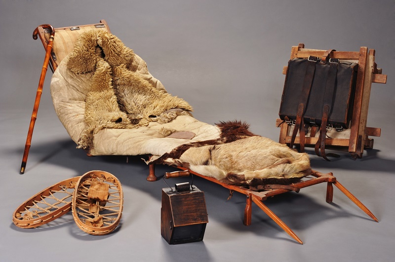 Le lit d'embuscade, utilisé pour dormir en tous lieux, et fabriqué par chaque agent (ossature en bois et duvet en peau de mouton) - DR : Musée national des douanes, France - Alban Gilbert