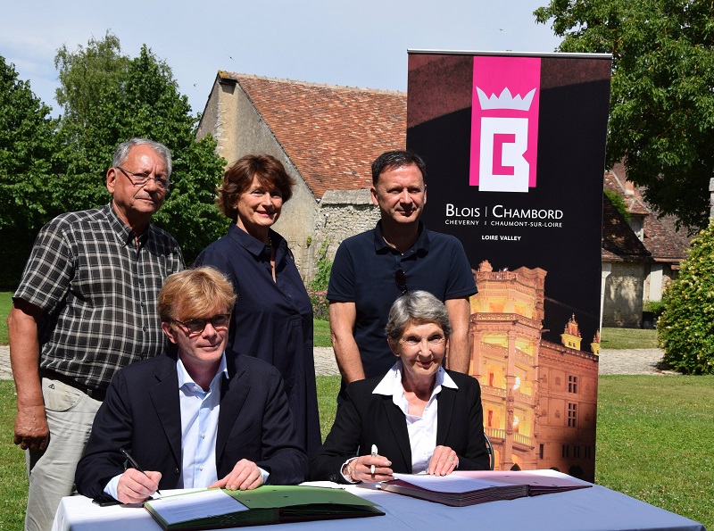 Signature de la convention, avec de gauche à droite debout : Claude Denis, maire de Mer et conseiller départemental ; Marie-Hélène Millet, conseillère départementale et Christophe Degruelle, président d’Agglopolys et puis de gauche à droite assis : Marc Fesneau, président de la communauté de communes Beauce Val de Loire ; Chantal Trotignon, présidente de l’Office de Tourisme Blois-Chambord Val de Loire - DR : Sophie Manuel Communication