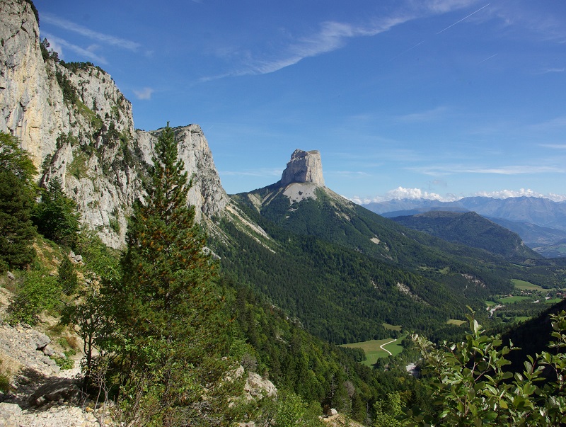 Ne grimpe pas qui veut au sommet du Mont Aiguille, paroi du vertige aux passages encordés délicats - DR : J.-F.R.