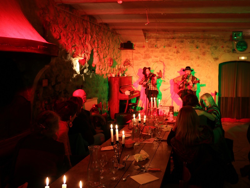 Ce soir-là, installé devant les murs en pierre naturelle de la salle à manger, un duo mixte remarquable, « entre jazz et cajun », anime la soirée - DR : J.-F.R. Ce soir-là, installé devant les murs en pierre naturelle de la salle à manger, un duo mixte remarquable, « entre jazz et cajun », anime la soirée - DR : J.-F.R.