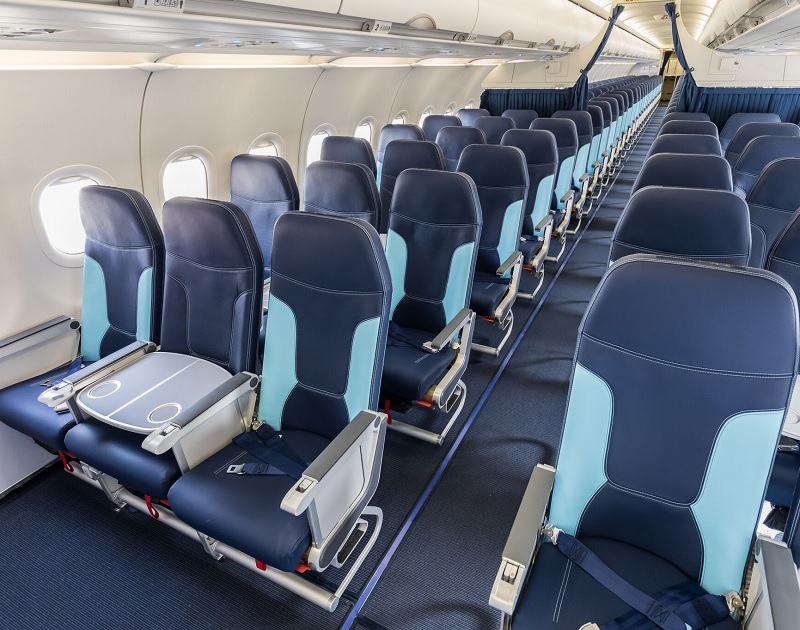 La cabine affaires d'Aigle Azur spécifiquement est composée de rangées de 2 x 2 sièges, chacun des sièges étant séparés entre eux par un siège vide équipé d’une tablette - DR