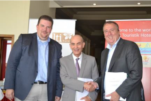 La signature du contrat avec Hichem Driss, propriétaire du lti Bellevue Park (au centre), Christian Grage, Directeur Général (CEO) de DER Touristik Hotels (à droite) et Rolf Krahl, Directeur Général Financier (CFO) de DER Touristik Hotels (à gauche) - Photo : DER Touristik