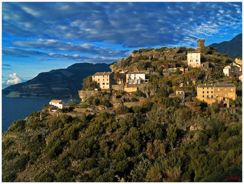 Carrée et à trois étages, la tour paoline de Nonza domine majestueusement le golfe de Saint-Florent, à l’entrée ouest du cap Corse - DR : Pari(s) sur la Corse