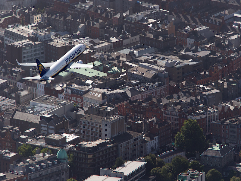 Un appareil Ryanair survolant Dublin. La compagnie irlandaise a annoncé une baisse globale du prix de ses billets - DR : Ryanair