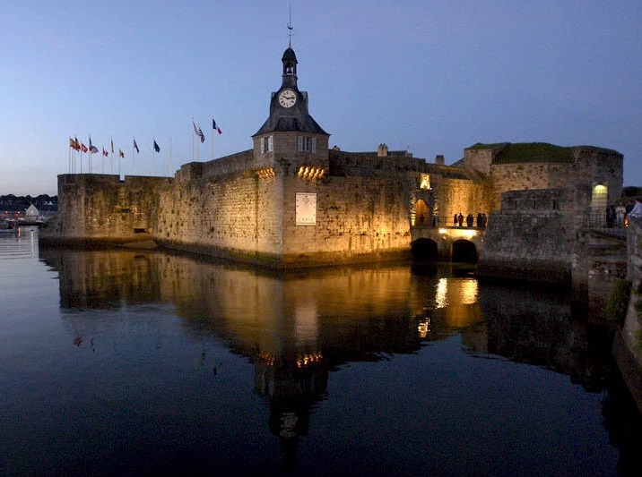 La ville évoque une vie maritime intense, une vocation balnéaire ancienne et l’intrigante présence d’un vieux quartier ceint de murailles - DR : Tourisme Bretagne