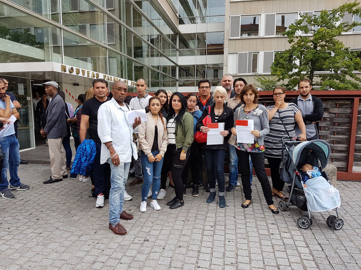 Un groupe de clients floués devant le palais de justice de Lyon - DR Facebook