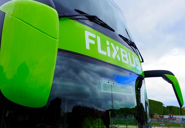 Babbel et Flixbus officialisent leur partenariat. Crédit Photo : Flixbus.