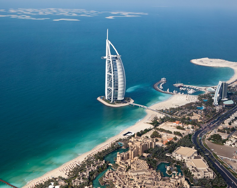 Burj Al Arab ("la tour des arabes") de Dubaï héberge un hôtel de luxe ("le seul hôtel 7* du monde") © Sam Valadi