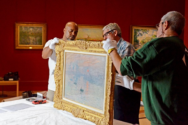 Décrochage d'Impression soleil levant au musée Marmottan - Crédit photo : Claire Palué Décrochage d'Impression soleil levant au musée Marmottan - Crédit photo : Claire Palué