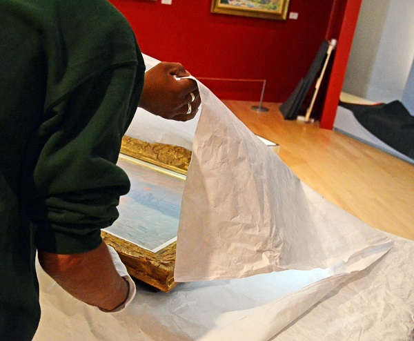 L'oeuvre a été manipulée avec la plus grande attention - Crédit photo : Claire Palué L'oeuvre a été manipulée avec la plus grande attention - Crédit photo : Claire Palué