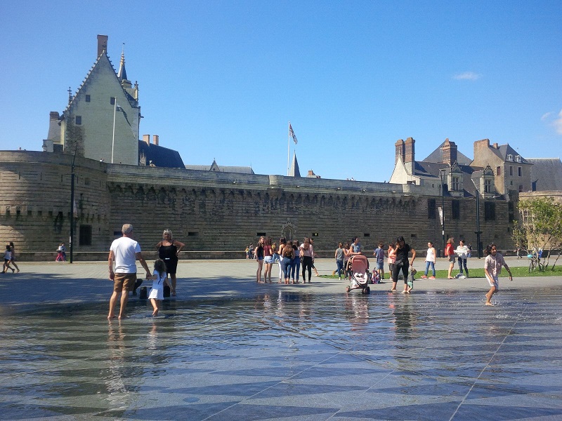 Cet été 2017, les villes ont enregistré une hausse touristique en Pays de la Loire. Ici, le miroir d'eau à Nantes - Photo : Aurélie Resch