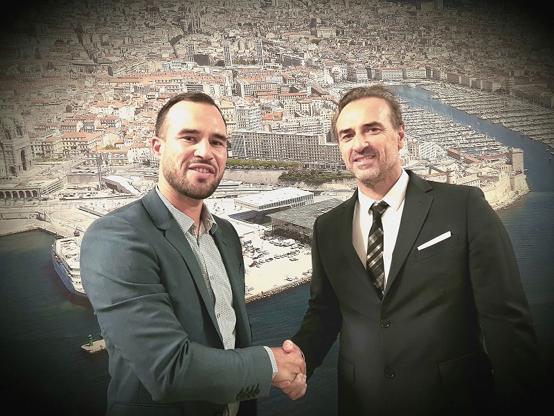 Jean-François Suhas, président du Club de la Croisière Marseille Provence et Fabien Da Luz, directeur général de TourMaG.com ont signé officiellement un partenariat ce jeudi 14 septembre 2017 pour l'organisation de Top Cruise au sein du Ditex - DR