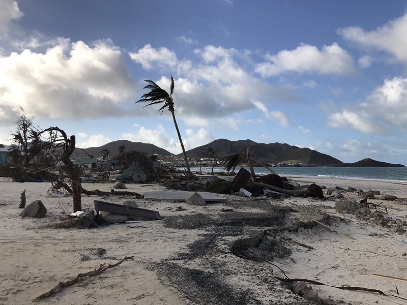 Une plage de Saint-Martin dévastée par le passage de l'ouragan Irma - Crédit photo : compte Twitter @xavieryvon
