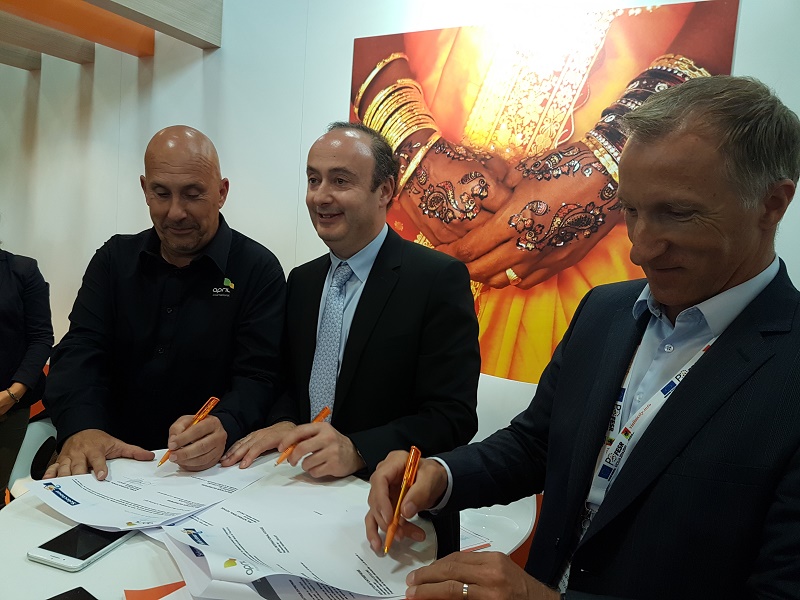 Matthieu DROUET (April), Laurent ABITBOL (Selectour) et Jean-Noël LEFEUVRE (Selectour) sur le stand de Selectour à l'IFTM Top Resa - Photo CE Matthieu DROUET (April), Laurent ABITBOL (Selectour) et Jean-Noël LEFEUVRE (Selectour) sur le stand de Selectour à l'IFTM Top Resa - Photo CE