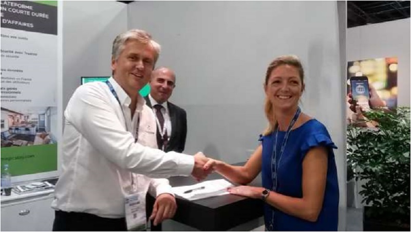breJulie Troussicot, Directrice France chez AirPlus International, et Valéry Linÿer, CEO et co-fondateur  de MagicStay.com, signent le partenariat sur l’IFTM mercredi 27 septembre Crédit : MagicStay