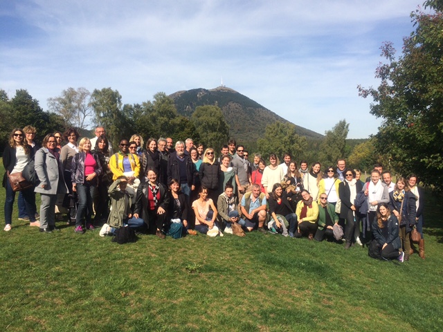 Photo de famille au pied du puy de Dôme pour les 65 participants à l'eductour. (DR  Sara Duong ATD)