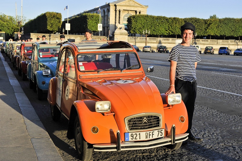 Des 2CV électriques en faveur d'un tourisme urbain durable. Photo: 4 roues sous 1 parapluie