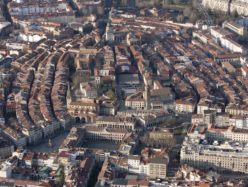 Vue du centre historique de Vitoria. De ce passé, la ville a conservé son centre médiéval, avec ses rues à arcades bordées de palais et de couvents, mais aussi d’imposantes demeures aux magnifiques portails décorés de blasons - DR : OT Espagne