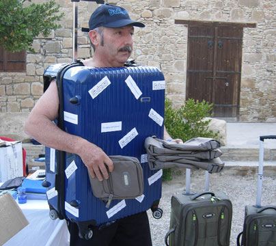 "Tonton Valoche" n'hésite pas à se mettre à nu pour vanter sa marchandise... - Photo DR